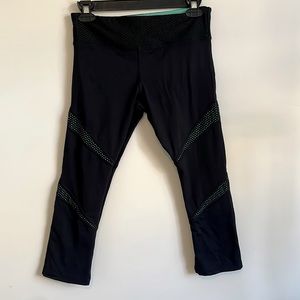 Lorna Jane Black Green Mesh Capri leggings